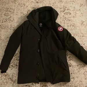 Men’s size large Canada Goose Jacket!! Barely worn, in great condition!